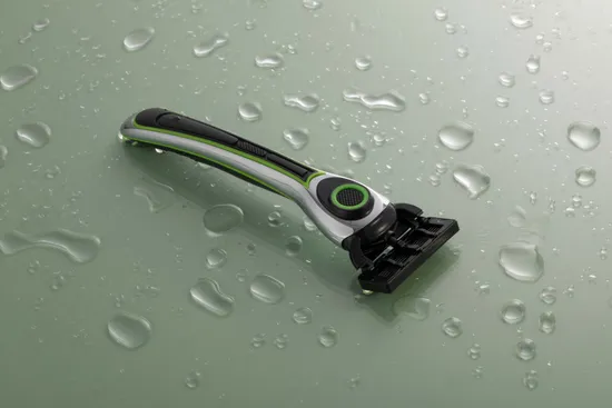 Maquinilla de afeitar con sistema de espalda abierta y seis hojas con mango de bambú