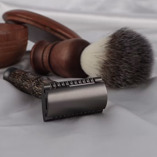 Maquinilla de afeitar de seguridad reutilizable con etiqueta privada y doble filo con mango de bambú ecológico D671